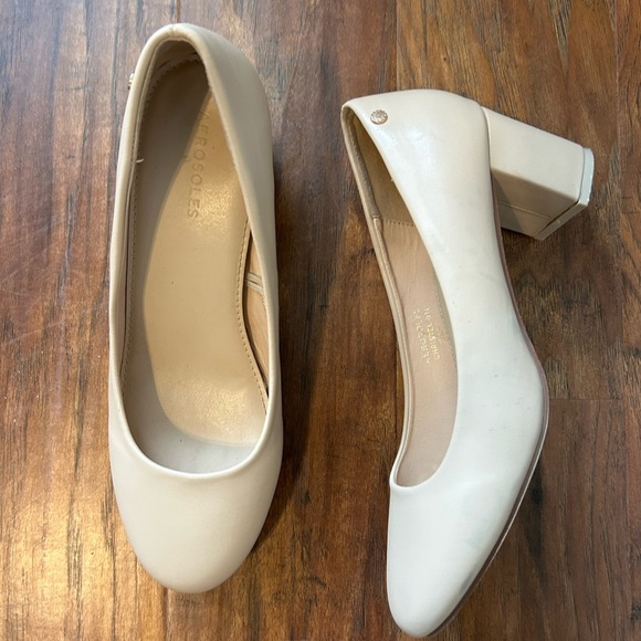 Aerosoles Women's Elegant Cream Heels - Picture 1 of 6